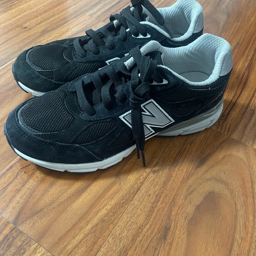 New Balance 990v3 Black shoes Men’s 6 Women’s 7.5